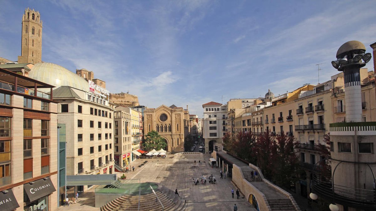 El hombre abordó a varias personas en la plaza Sant Joan. 