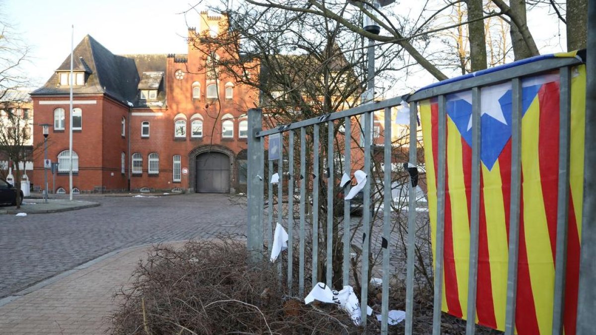 Una estelada colocada cerca de la prisión de Neumünster, donde está recluido Carles Puigdemont.