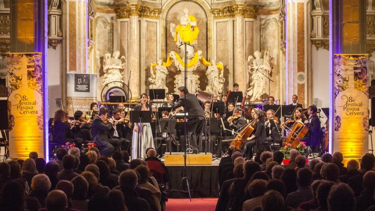 El Paranimf acogió la noche del jueves el concierto de la OJC. En la imagen, la soprano Júlia Farrés-Llongueras interpretando a Rafael Ferrer. 