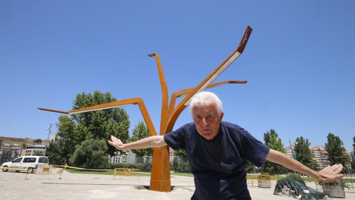 Benet Rossell, en 2015, junto a su última escultura en Lleida.