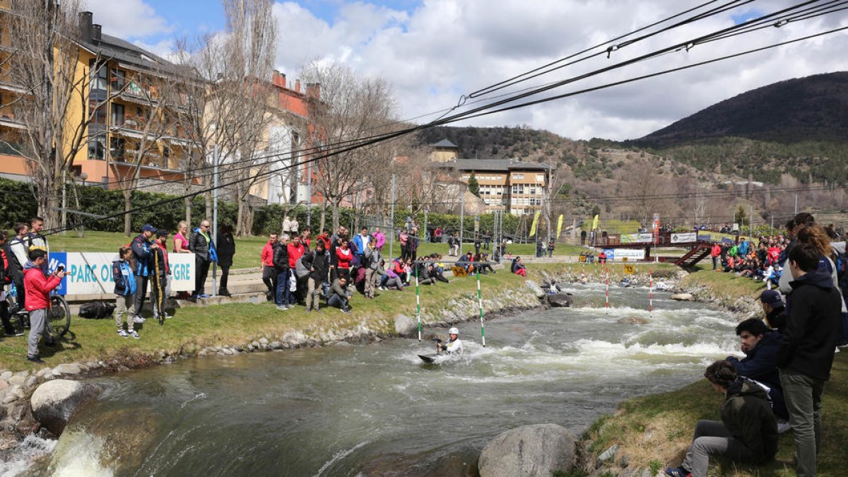 Els palistes van haver de fer front a les baixes temperatures de l’aigua durant la participació a la primera jornada de la Segre Cup.