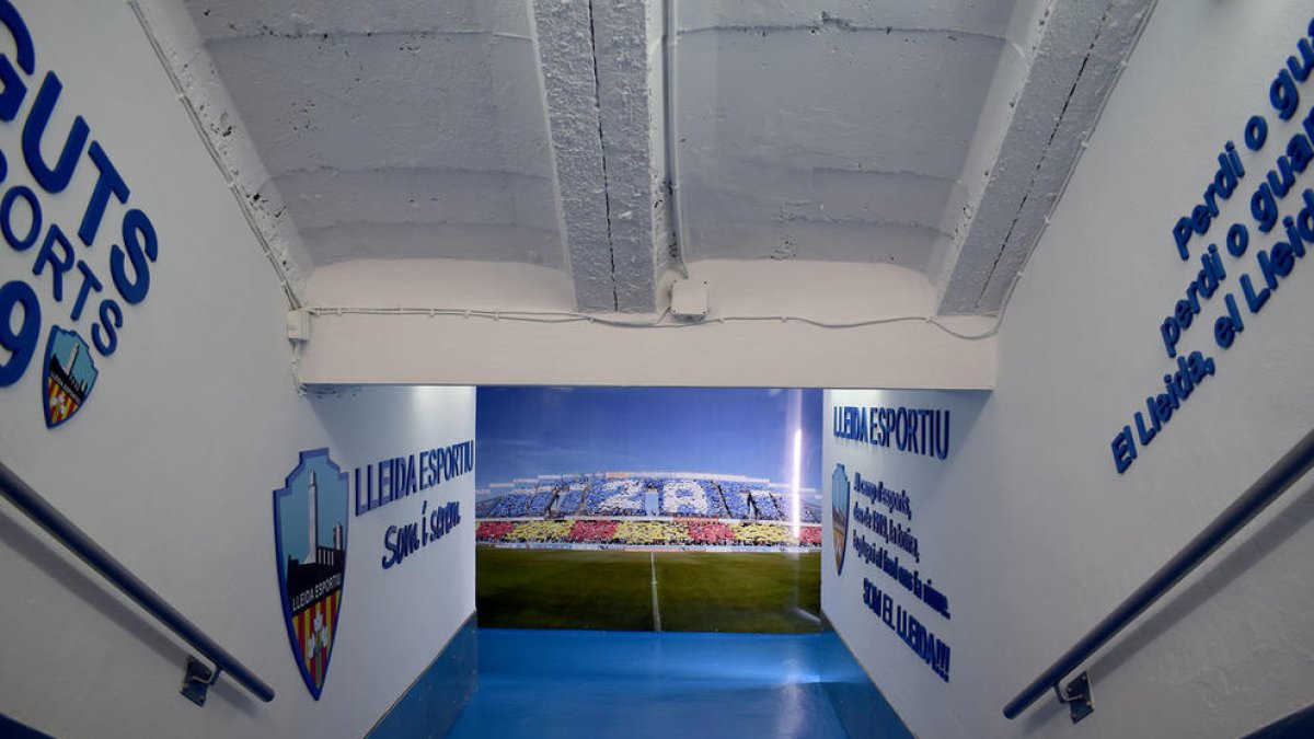 Imagen renovada del túnel de vestuarios  -  El Lleida Esportiu estrenará un renovado túnel de vestuarios en el partido de mañana ante el Formentera. El nuevo acceso al terreno de juego, con las paredes decoradas con lemas y escudos del club, se ...