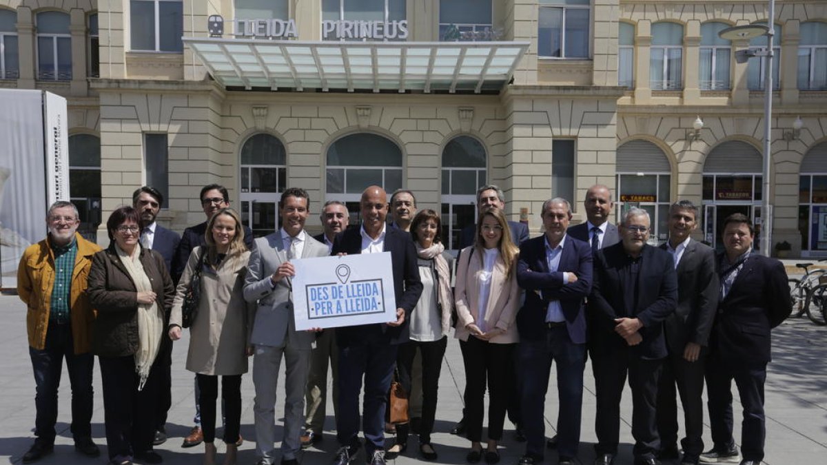 Foto de familia de la lista de candidatos de la Coell delante de la estación.