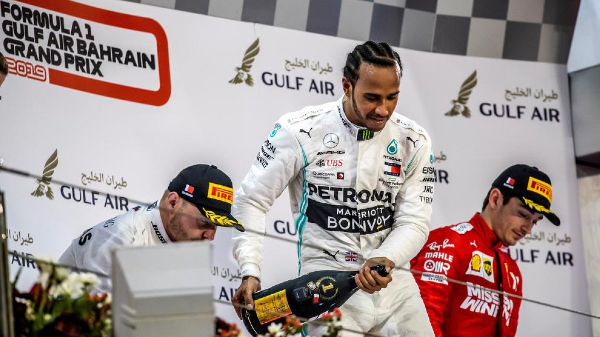 Lewis Hamilton celebra dalt del podi la seua primera victòria de la temporada.