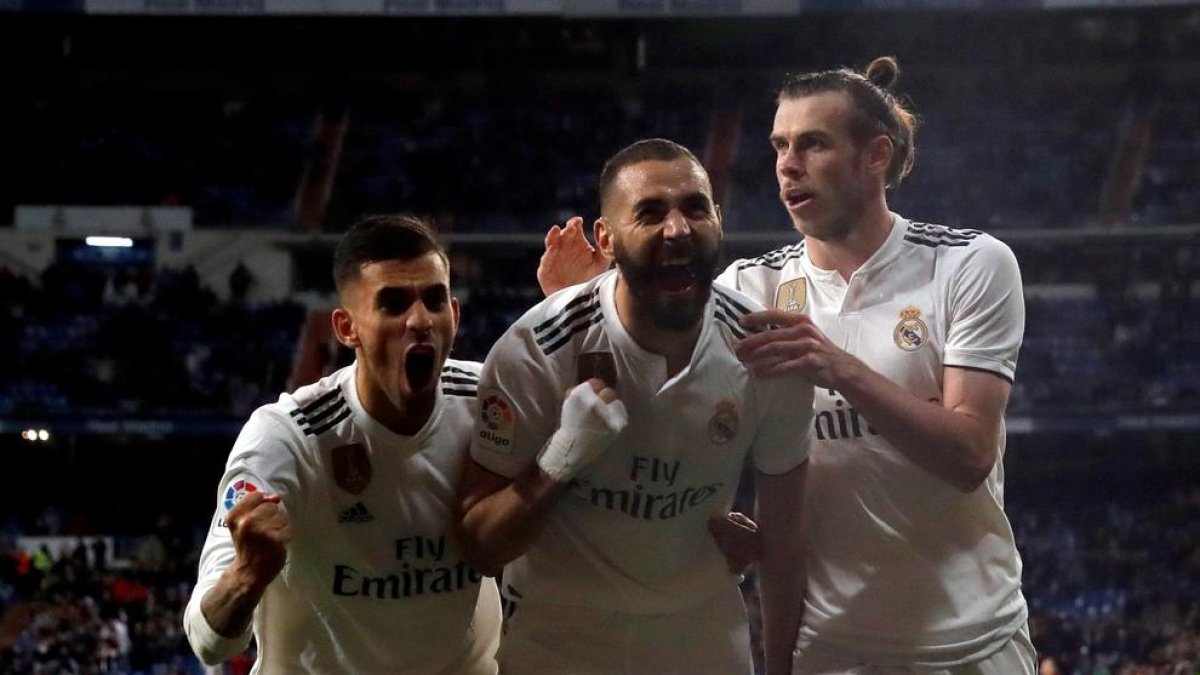 Benzema es felicitado por Ceballos y Bale después de salvar a su equipo de otro descalabro.