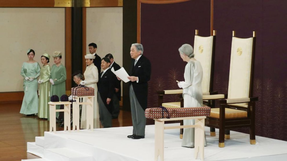 L’emperador Akihito, acompanyat de l’emperadriu Michico a la cerimònia d’abdicació.