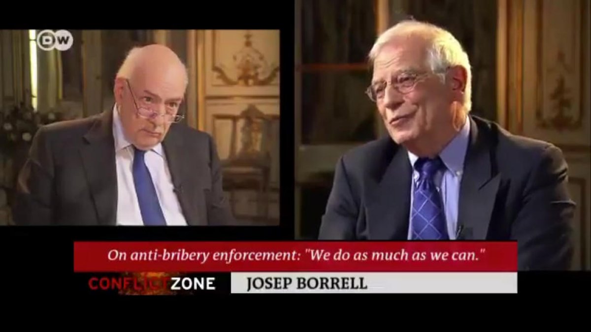 Josep Borrell, poc abans de plantar el periodista.