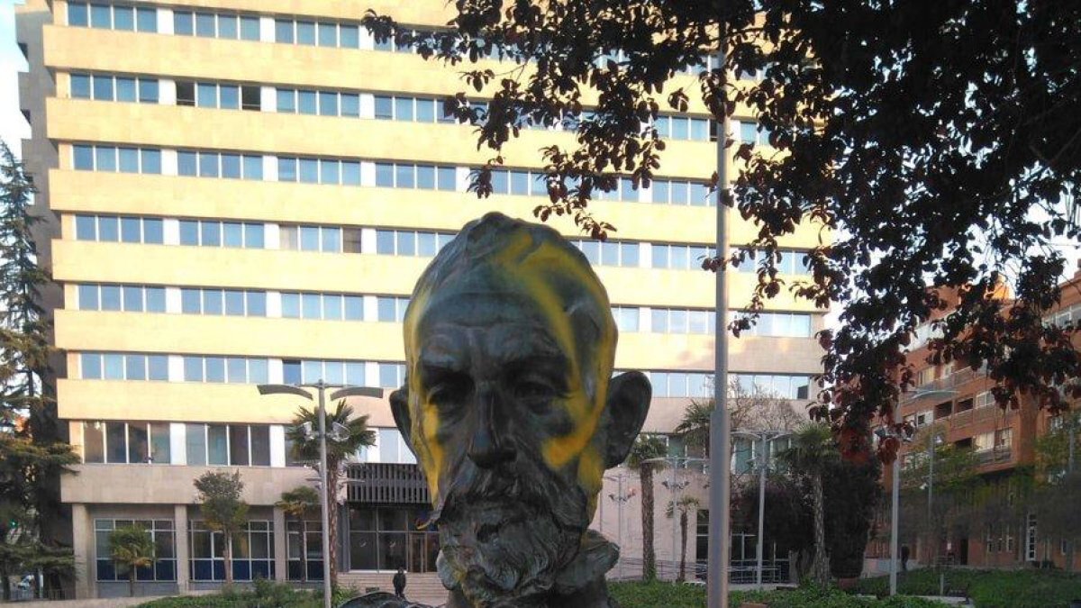 L’estàtua de Cervantes, ahir pintada, a la plaça amb el seu nom.