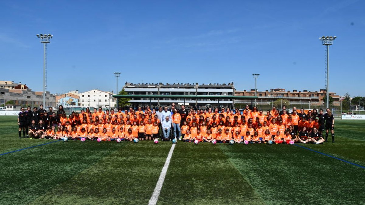 Las chicas que participaron en la Jornada de Futbol Femení de Torrefarrera posaron para una fotografía de grupo.