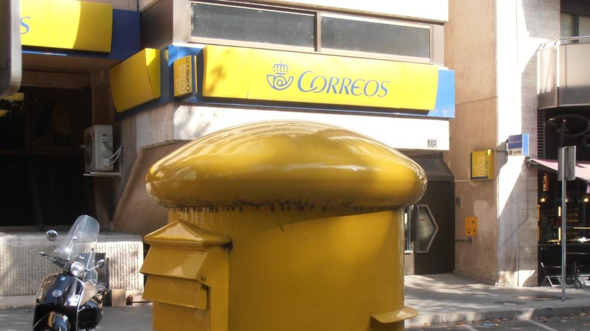 Una bústia davant la seu central de Correus a Lleida.