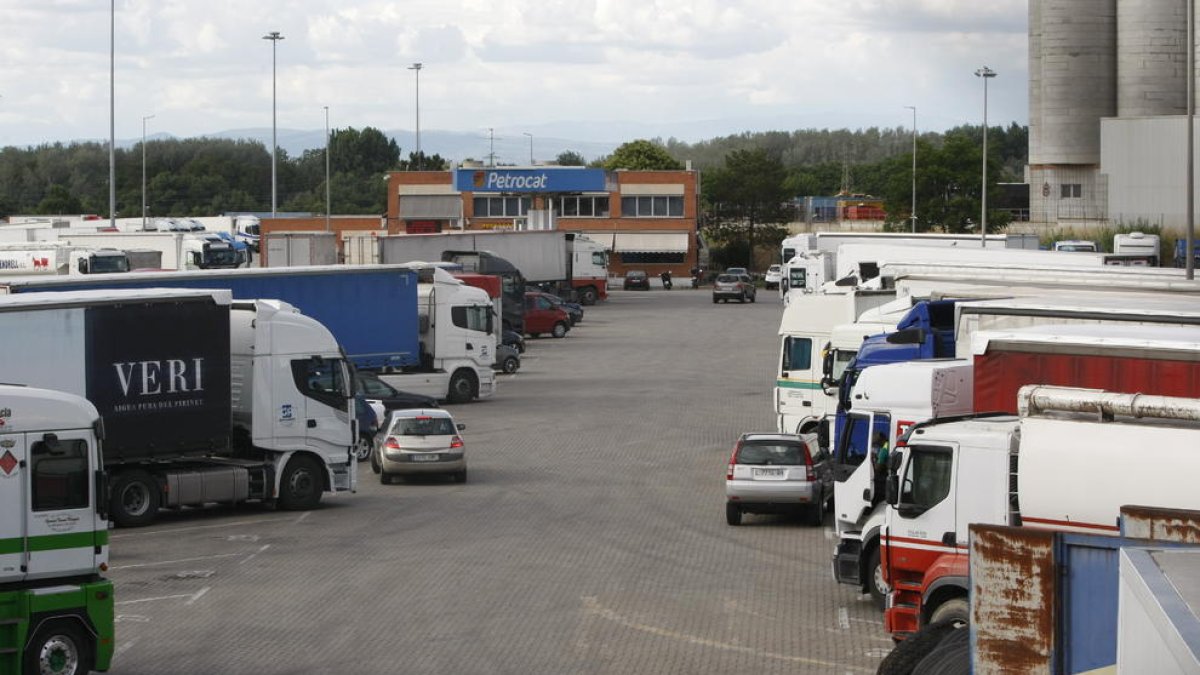 Imatge de nombrosos camions al polígono El Segre de Lleida.