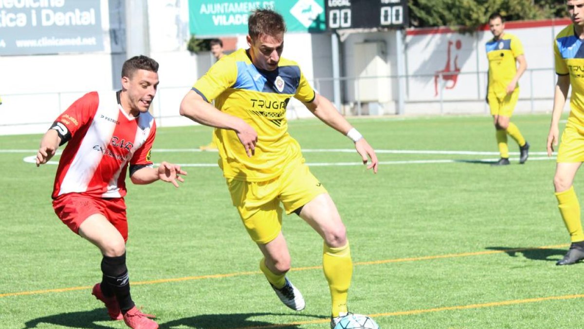 Una jugada del partido de ayer entre el Tàrrega y el Viladecans.