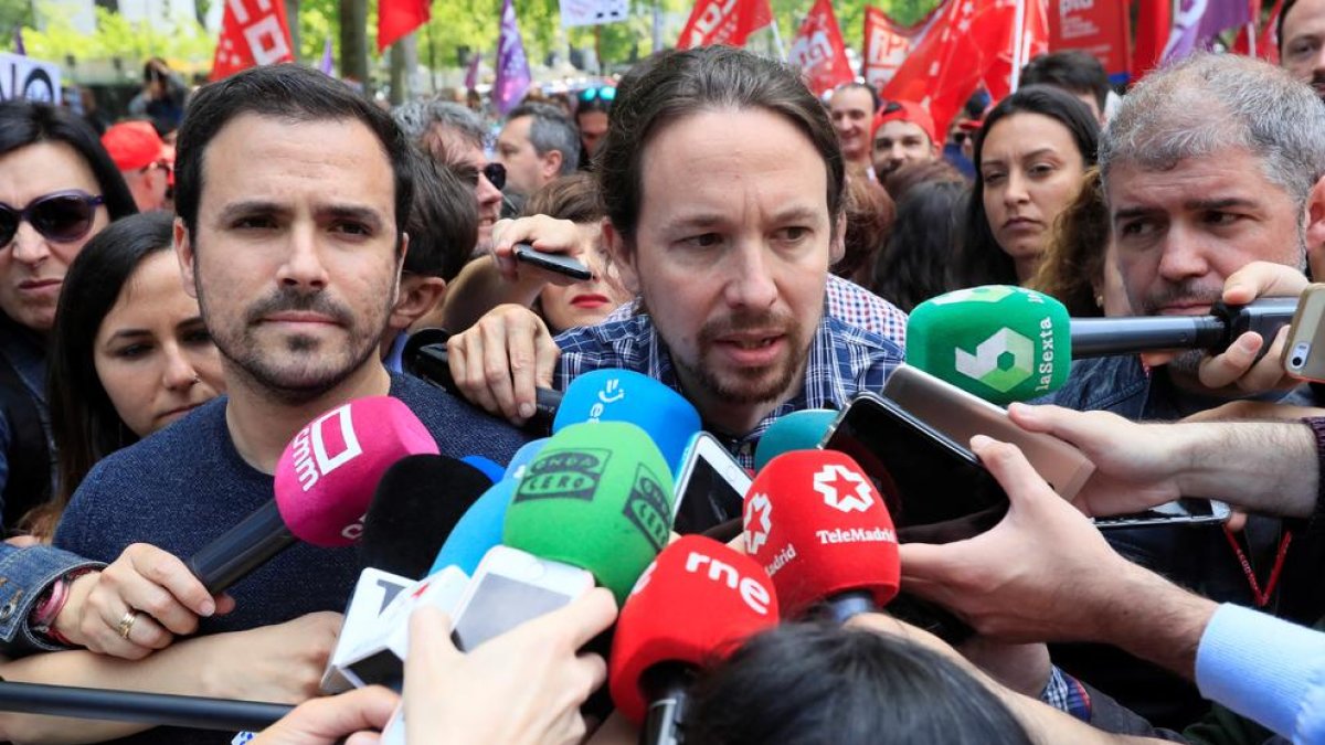 El secretari general de Podem, Pablo Iglesias, i el líder d’IU, Alberto Garzón.