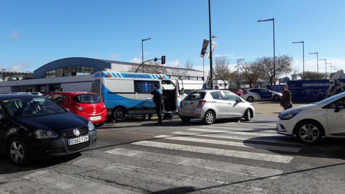 Aparatós accident entre una ambulància i un turisme a Pardinyes - Dos persones van ser trasllades ahir al matí a l’hospital Arnau de Vilanova de Lleida per un aparatós accident entre una ambulància i un turisme. Segons va informar la Guàrdi ...