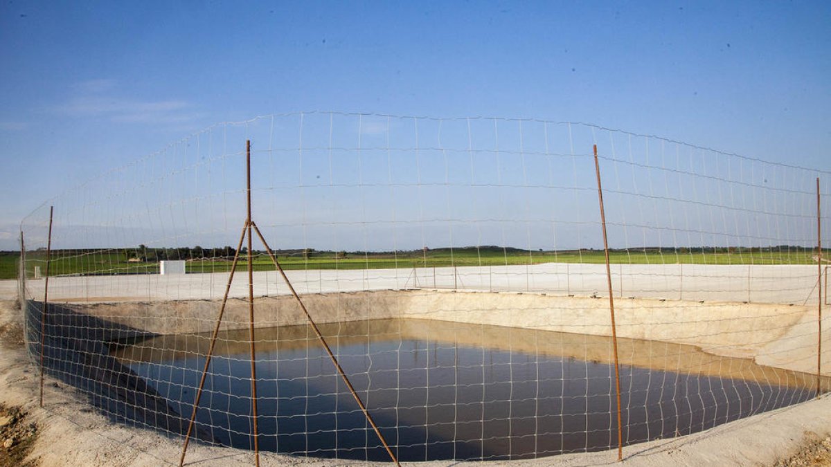 El promotor ja hi va construir una bassa el mes d’octubre passat.