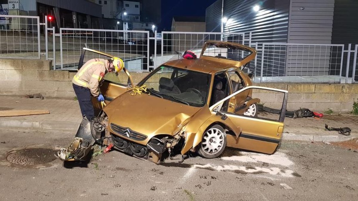 Els Bombers van haver de rescatar el conductor, que es va quedar atrapat - L’accident va mobilitzar dos dotacions dels Bombers de la Generalitat per excarcerar el conductor del turisme, que es va quedar atrapat després de l’impacte. Després d ...