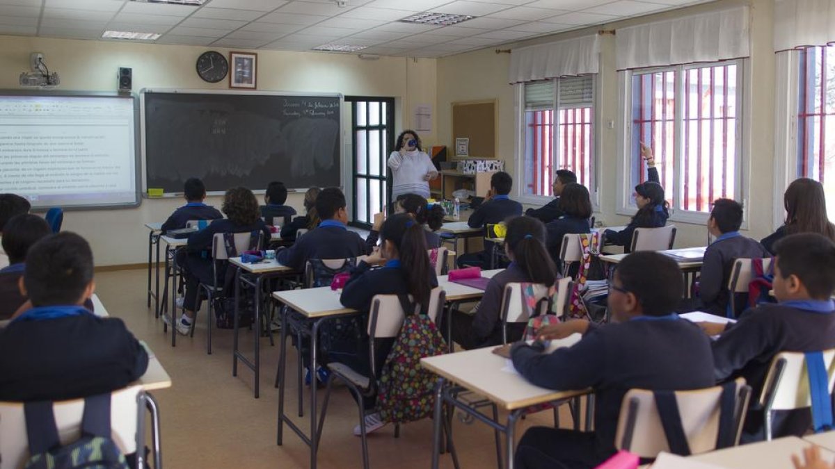 Imatge d’estudiants en una classe de religió en un centre educatiu.