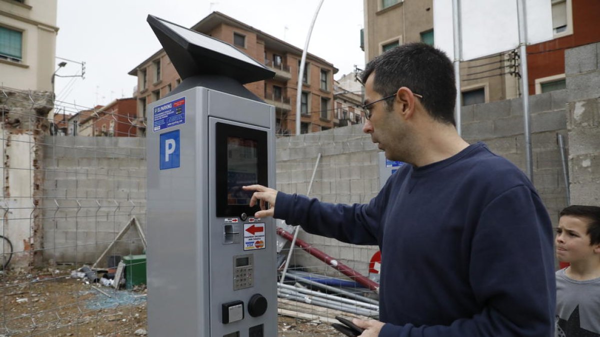 Un usuari introdueix la matrícula del seu vehicle als nous parquímetres de Magisteri.