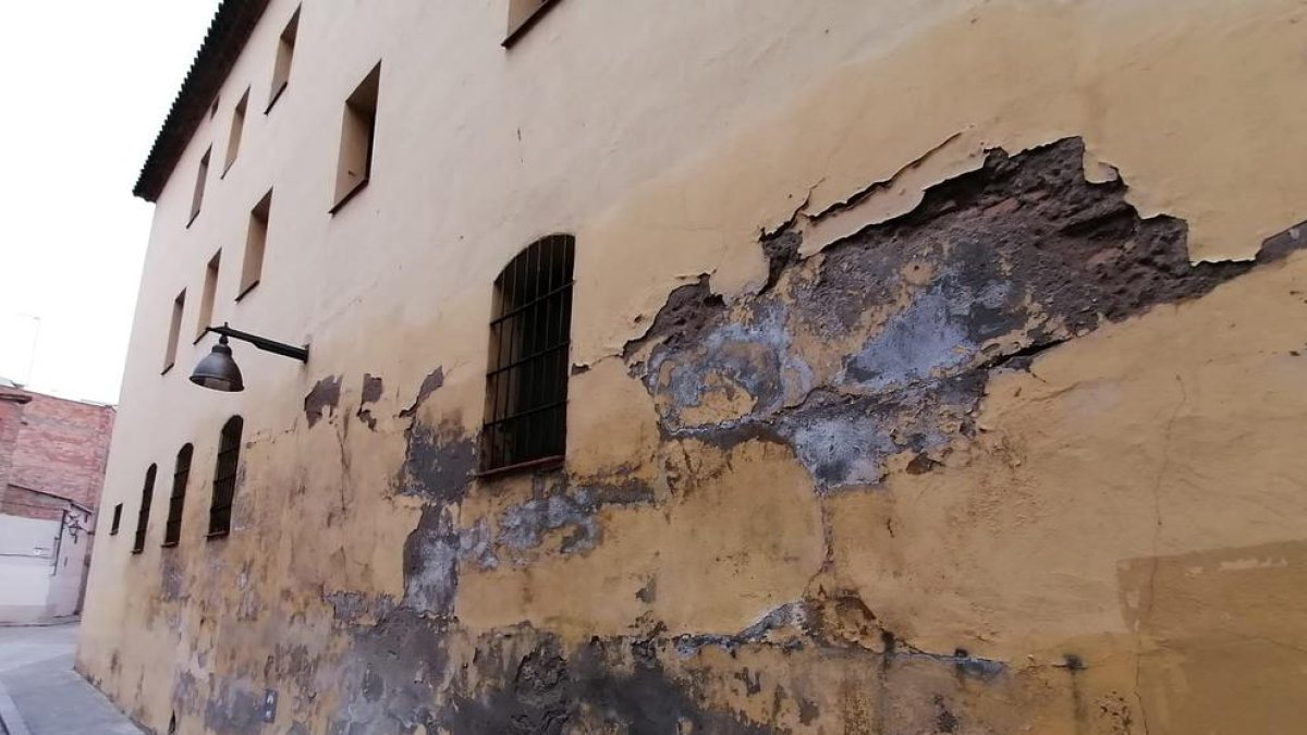 L’estat actual d’una de les façanes de l’antic convent de Santa Teresa i algunes de les esquerdes, controlades amb testimonis.