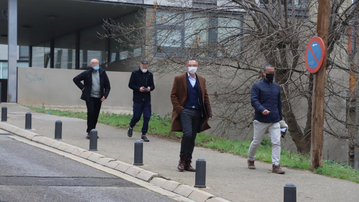 Quatre dels cinc agents de la Policia Nacional que van declarar ahir als jutjats de Lleida.