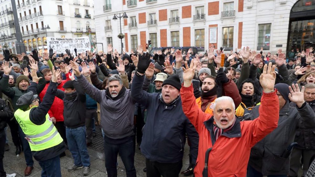 Taxistes madrilenys es concentren a la Puerta del Sol de Madrid, ahir en el dotzè dia de vaga.