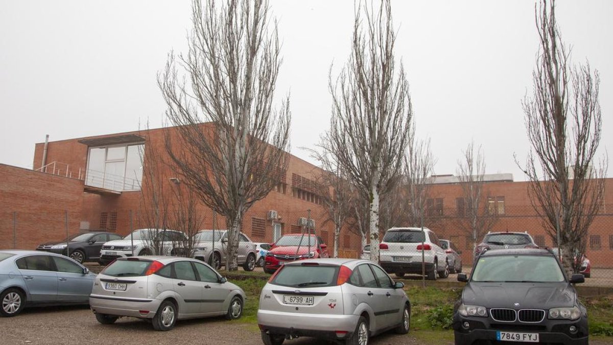 La ampliación del CAP ocupará terrenos del actual parking para el personal del centro.