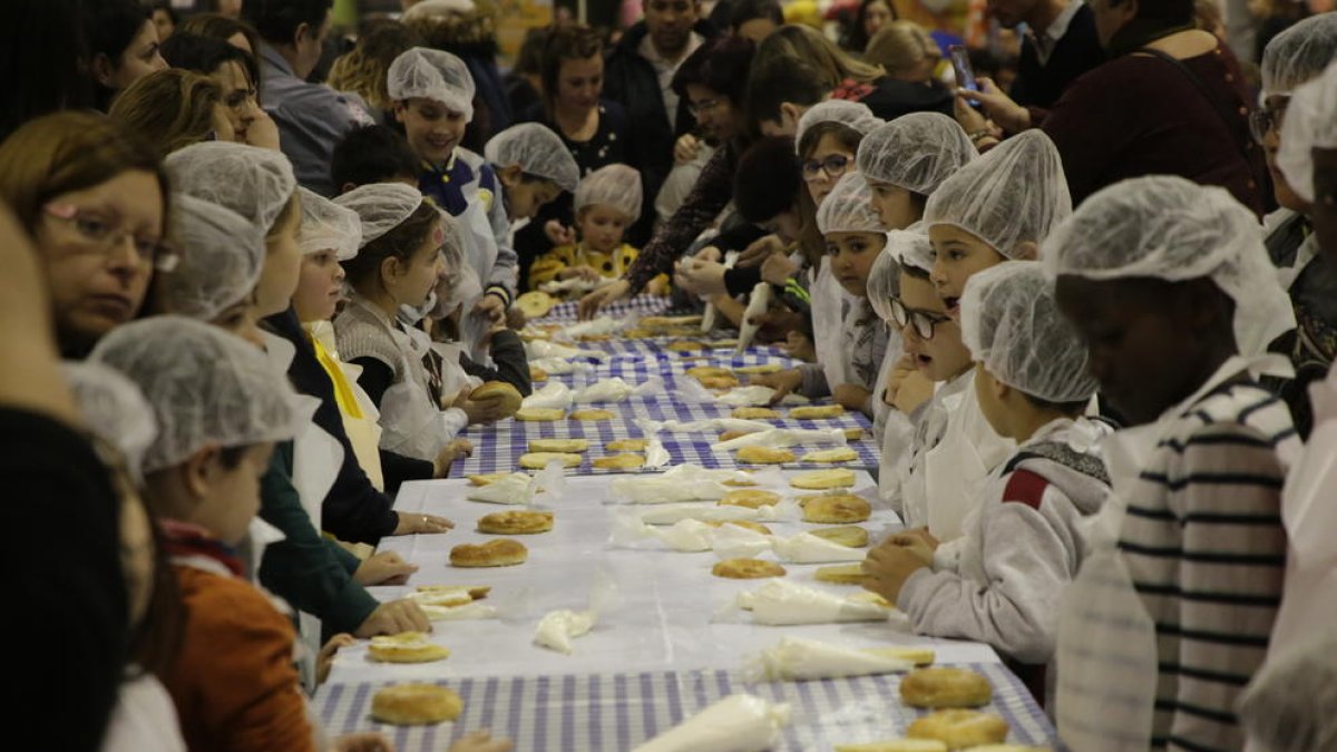 Más de 200 niños elaboraron su propio roscón de Reyes ayer en el Cucalòcum en una actividad organizada por el Gremi de Forners de Lleida.