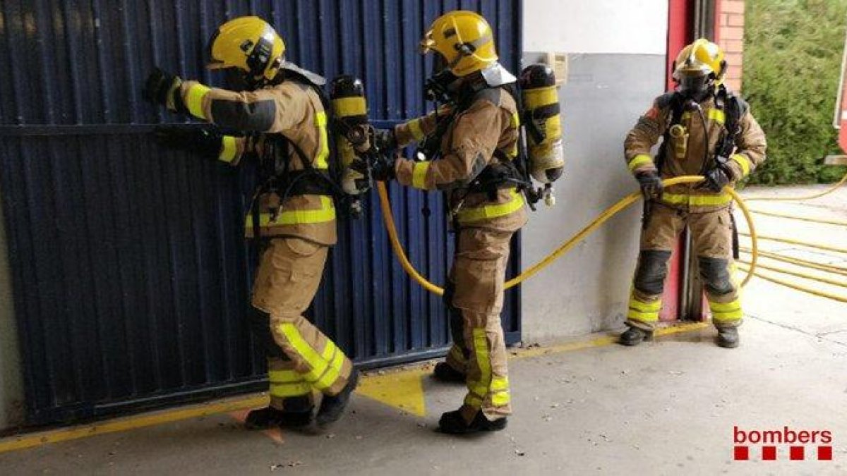 Bomberos aspirantes haciendo prácticas en el parque profesional de Balaguer. 