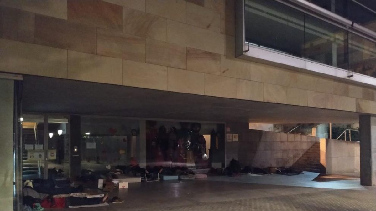 Diverses persones dormint al ras a la plaça de l’Ereta dilluns passat.