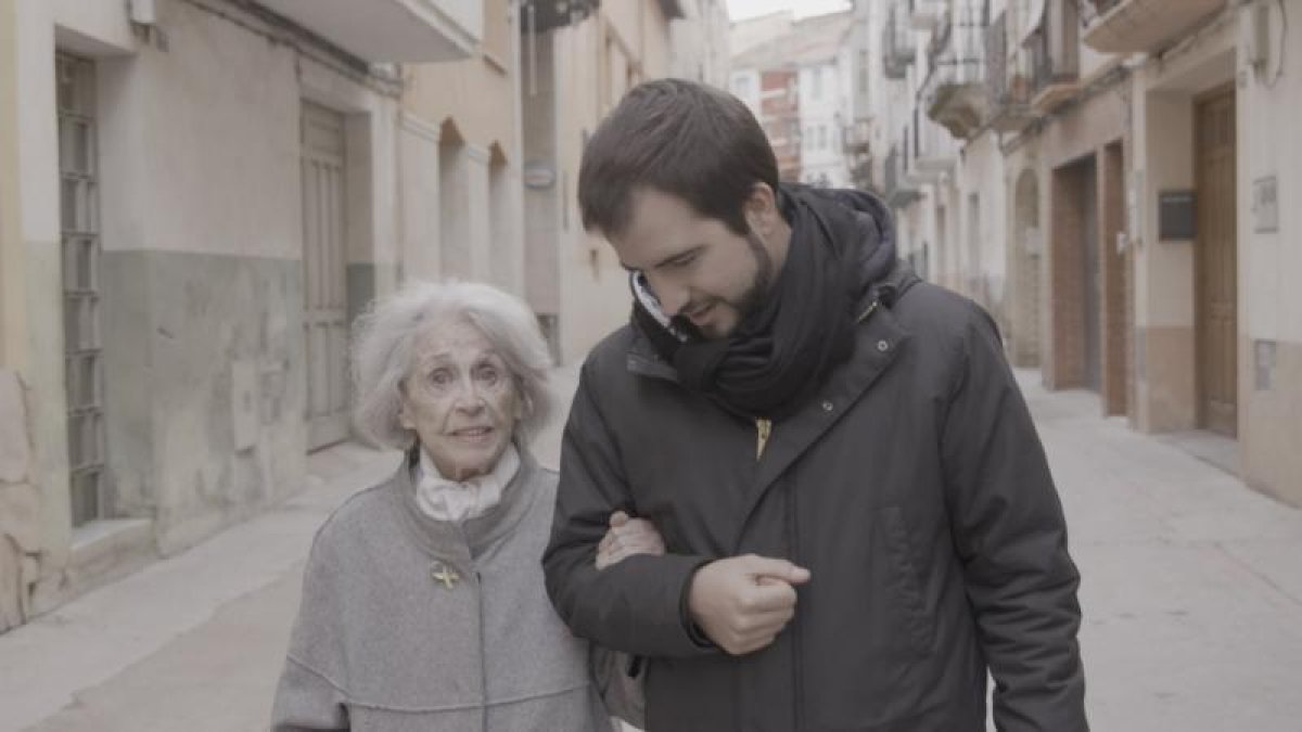 Ricard Ustrell passeja mentre conversa amb la veterana actriu Montserrat Carulla.