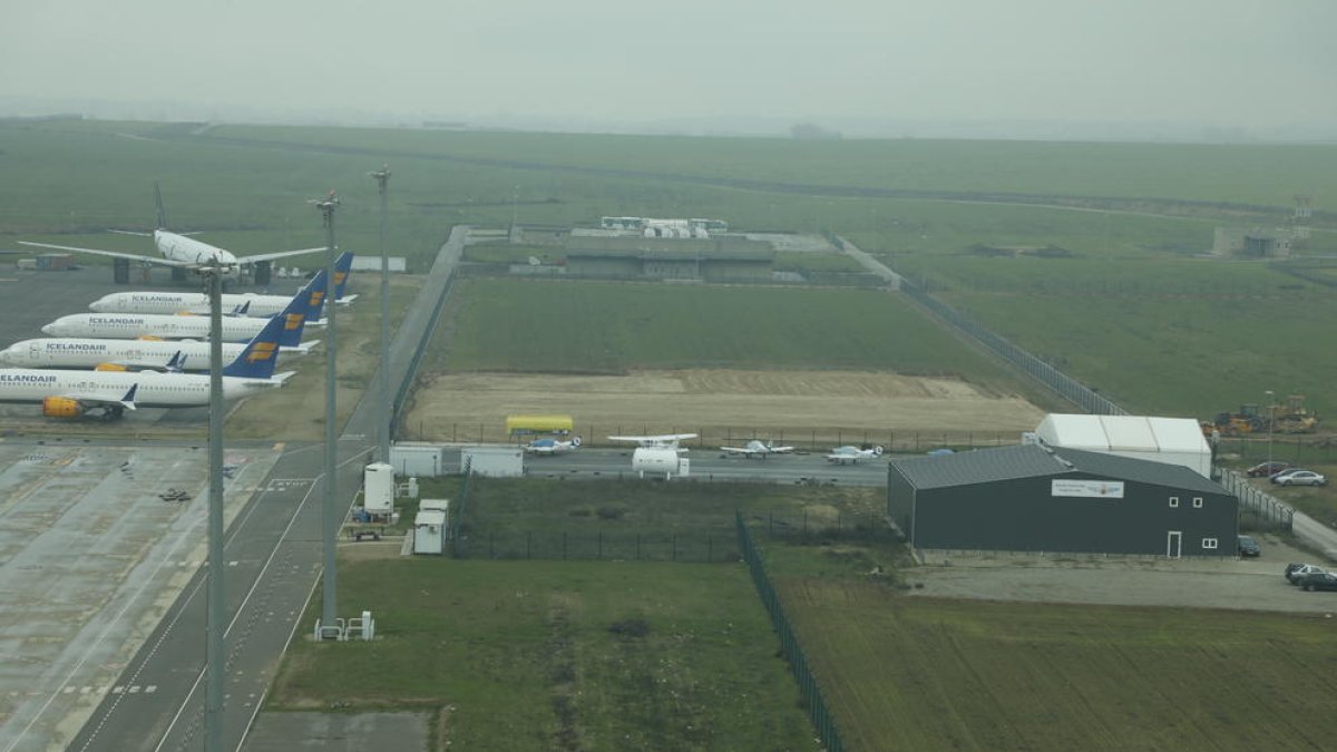 Moviments de terres al gener per a futurs hangars al recinte de l’aeroport d’Alguaire.