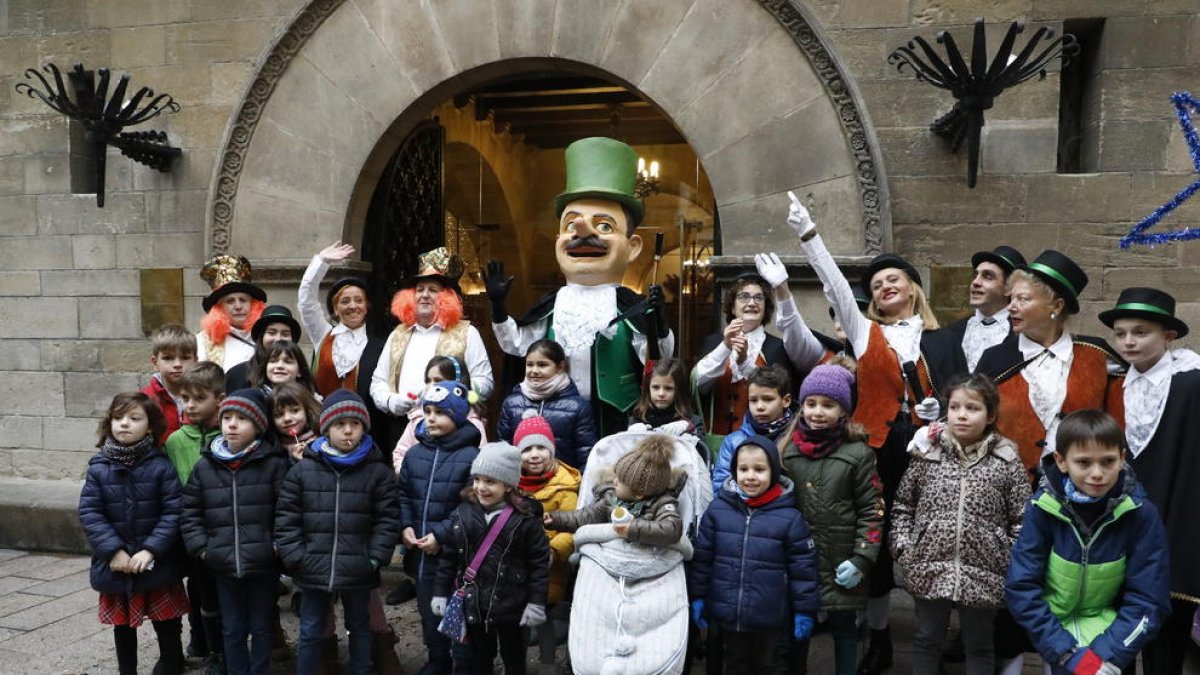 L’Home dels Nassos es va fotografiar amb els més petits en la seua aparició l’últim dia de l’any.