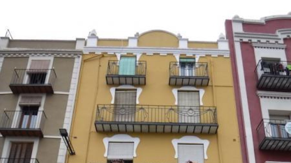 La façana de l’establiment a la plaça Mercadal de Balaguer.