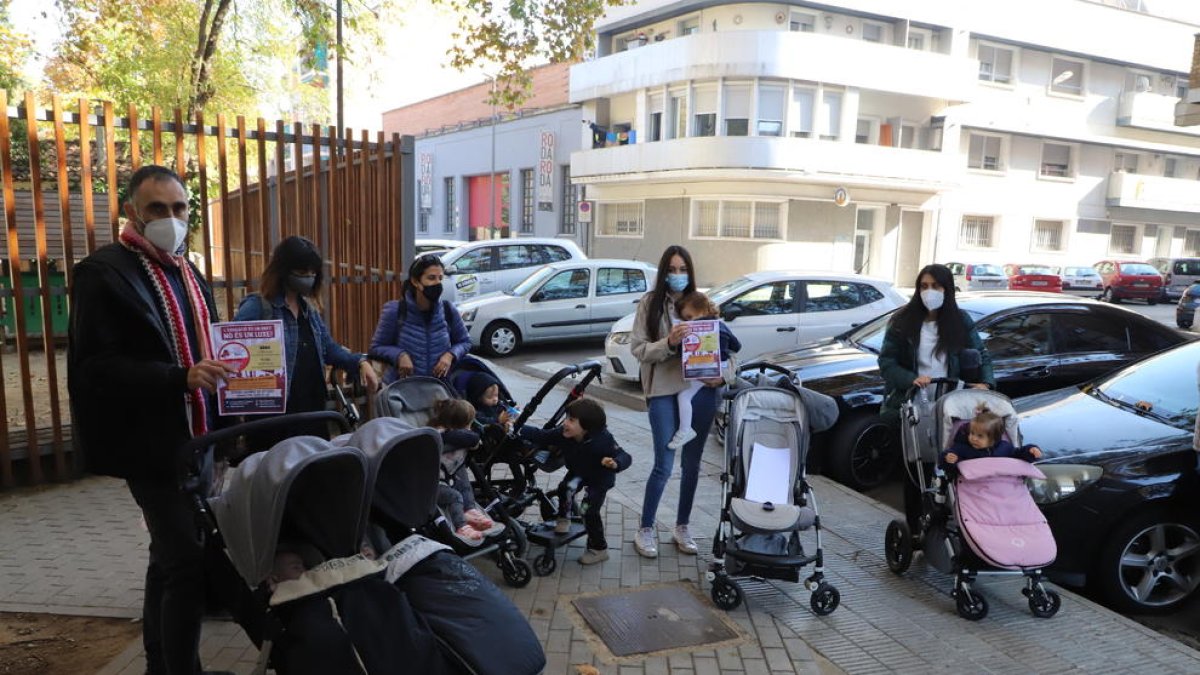 Alguns dels pares i mares mobilitzats contra la pujada de la quota de les guarderies municipals.