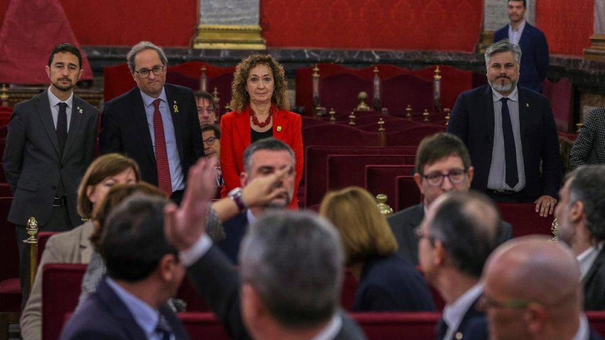 Los líderes independentistas el día que comenzó el juicio. De fondo, entre otros, la consellera Capella.