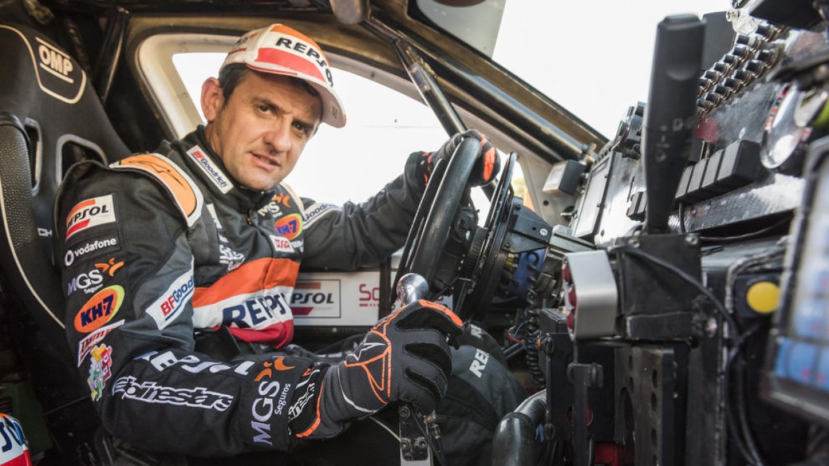 Isidre Esteve, a l’interior del cotxe amb què correrà el Dakar.