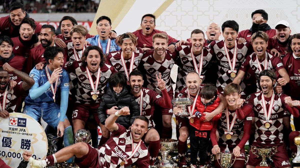 El Vissel Kobe de Villa i Iniesta, que a la foto subjecta un trofeu, celebren el títol aconseguit.