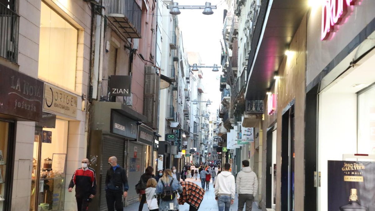 L’Eix Comercial de Lleida, ahir a la tarda, amb menys gent del que és habitual un dissabte.