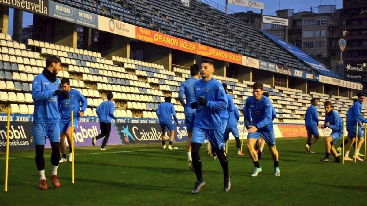 La plantilla del Lleida va fer ahir el seu primer entrenament del nou any al Camp d’Esports.