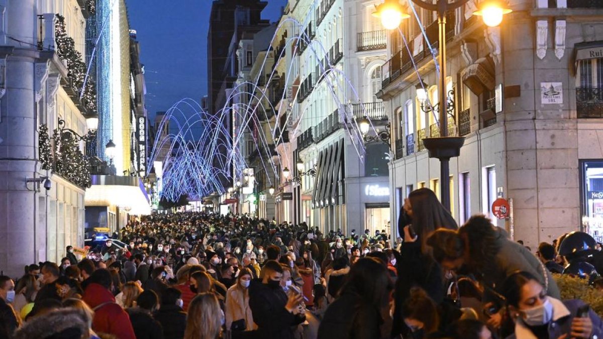 El carrer Preciados de Madrid es va omplir de gent en el primer cap de setmana nadalenc.