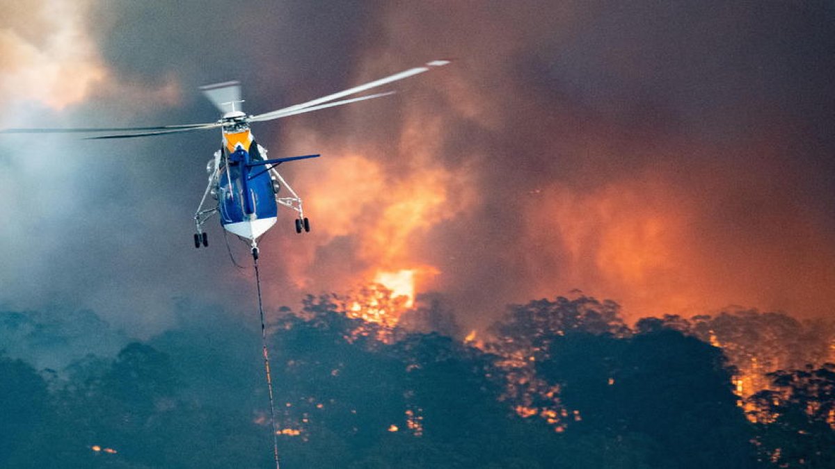 Un helicóptero trata de sofocar un incendio en Bairnsdale, Victoria