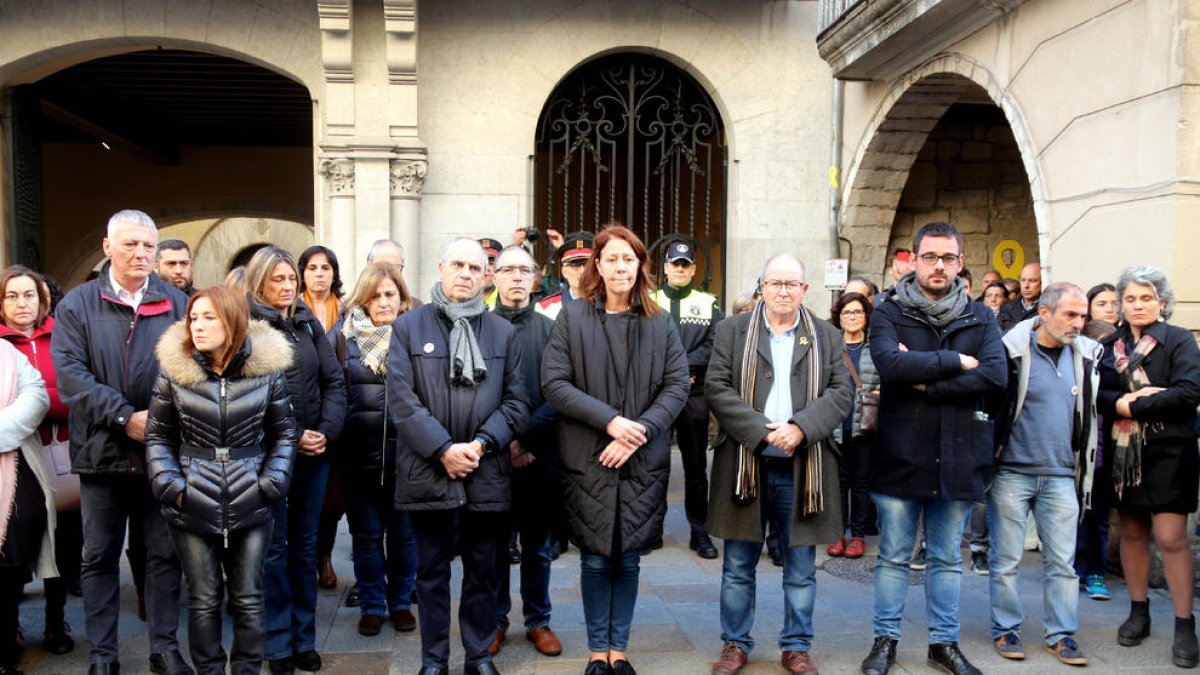 Minut de silenci en record de la nena assassinada per la seua mare a Girona.