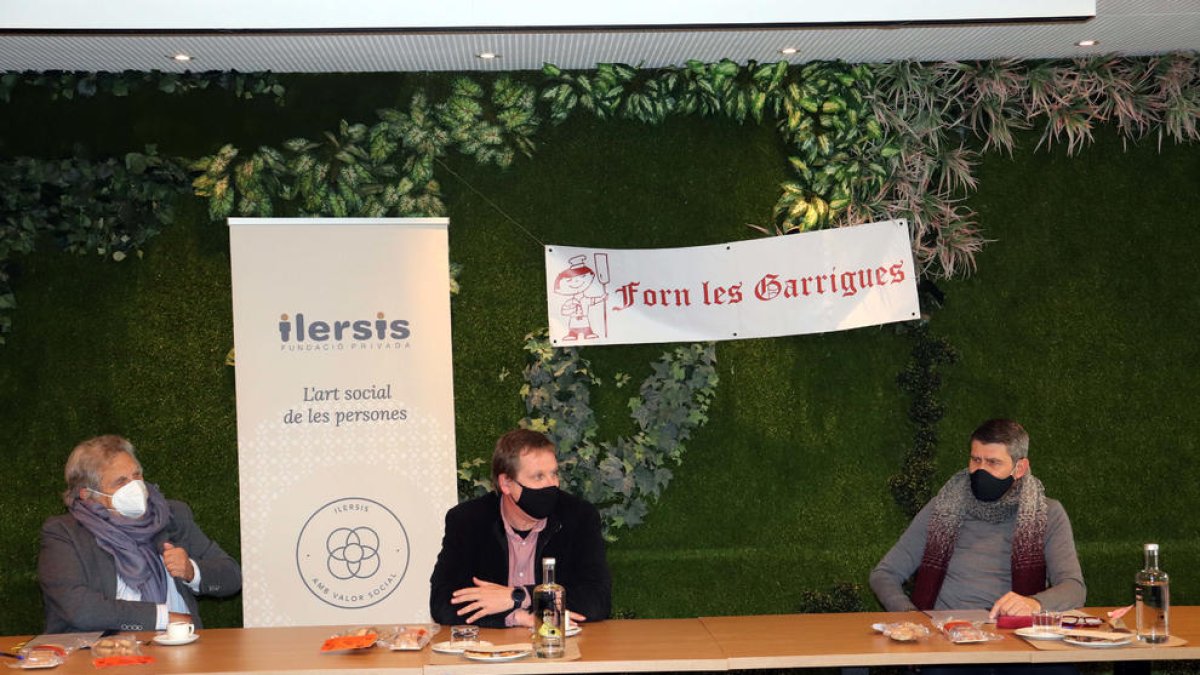 Firma del convenio ayer entre Ilersis y el Forn Les Garrigues.