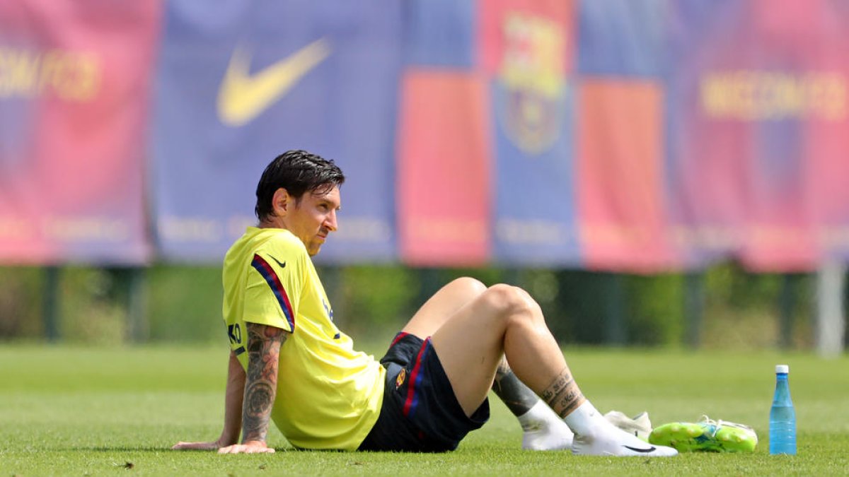 Leo Messi reflexiona després de finalitzar l’entrenament de dissabte a la Ciutat Esportiva.