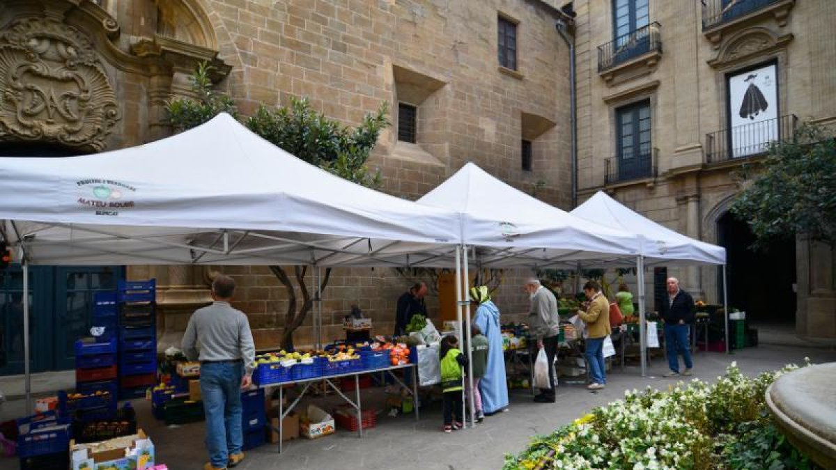 Imagen de archivo del mercado semanal en el centro de Solsona. 