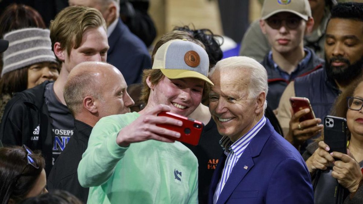 Biden es fa una selfie amb un seguidor durant un míting.