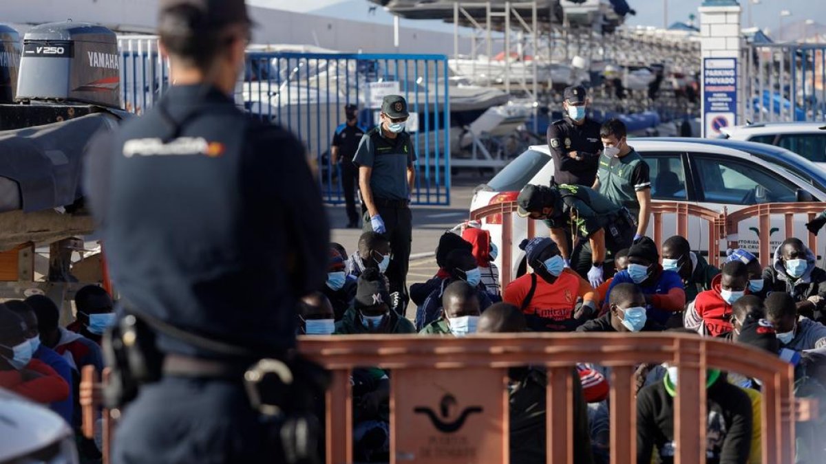 Atenció als immigrants que van ser remolcats a Tenerife.