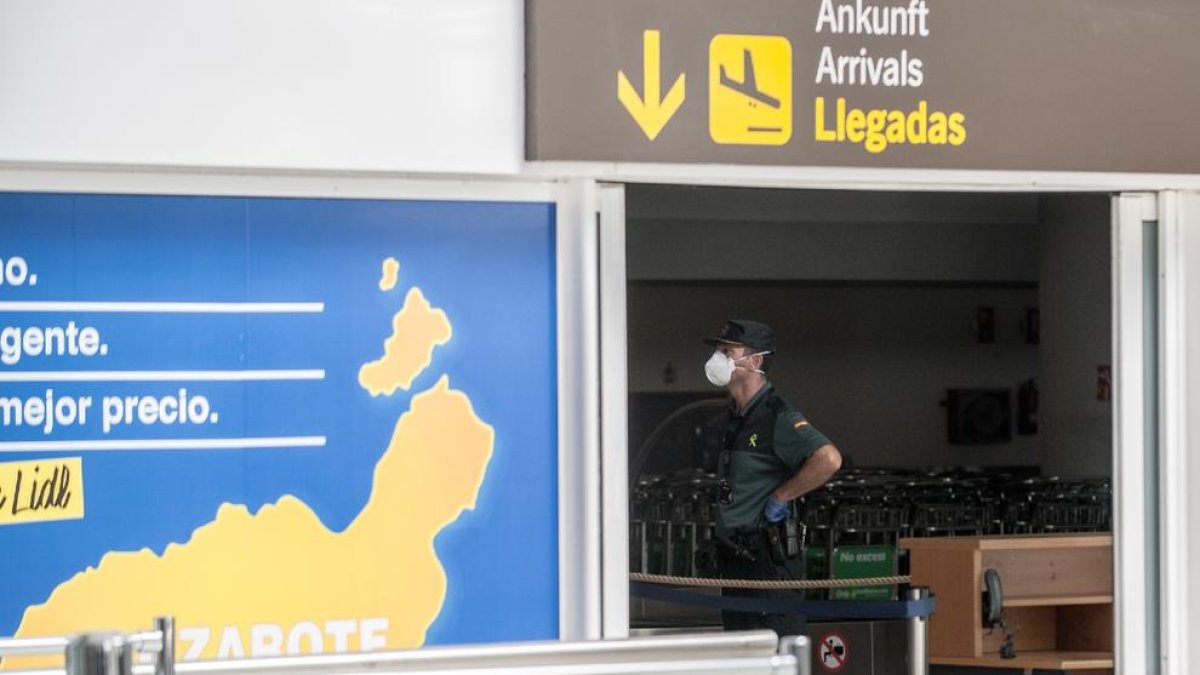 Un agente vigila las llegadas del aeropuerto de Lanzarote. 