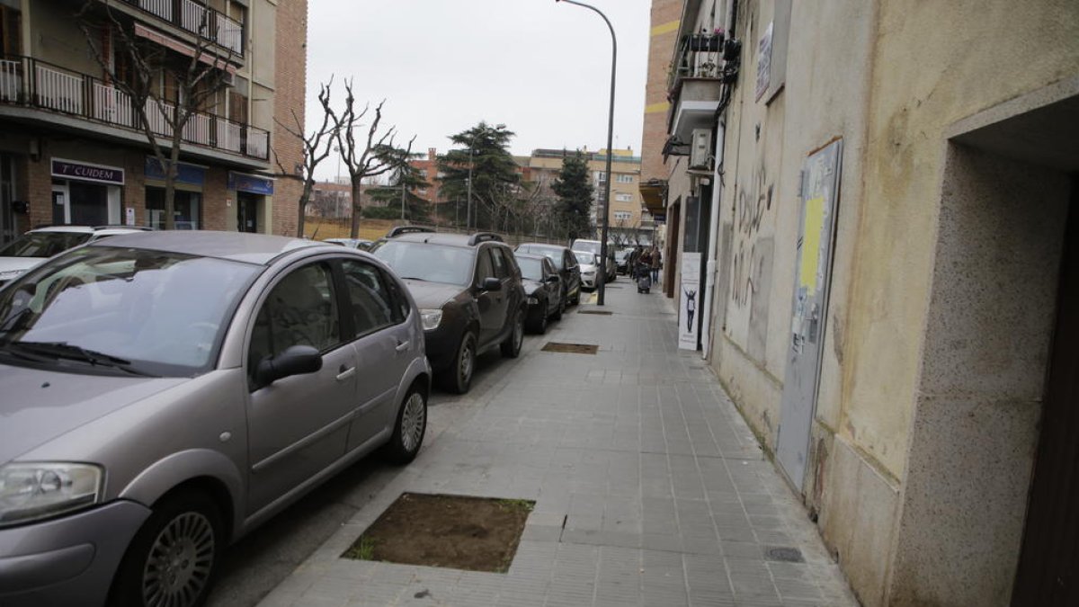 El carrer Hostal de la Bordeta, sense arbres.