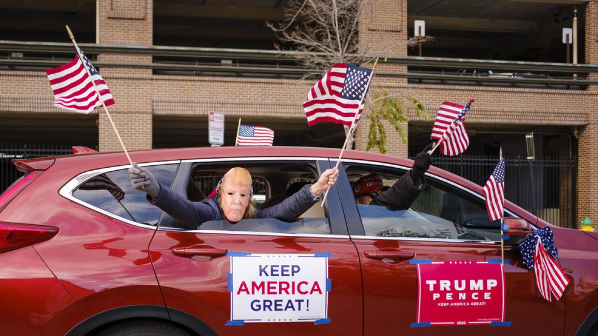 Simpatizantes de Trump a bordo de un coche, esta semana, en Iowa, uno de los estados clave.